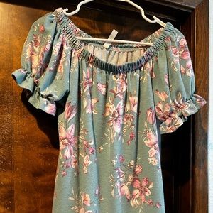 Off shoulder top. Made of a thick material. Emerald brand. Size small